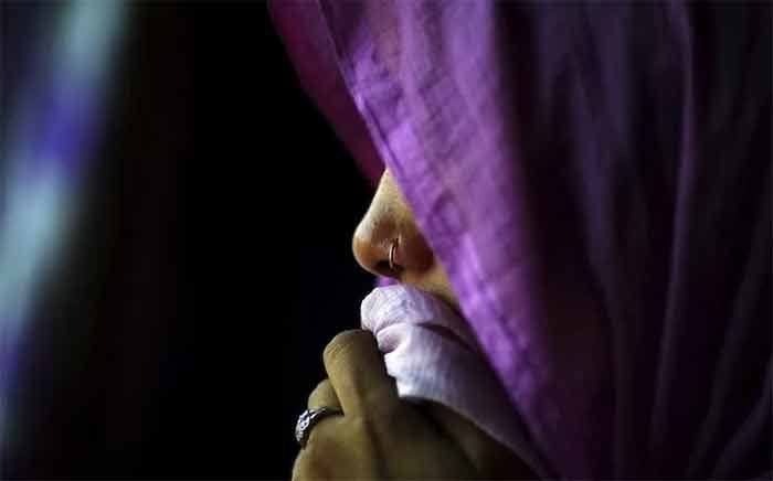 हमलावरों ने दो हत्याएं की. दो लोगों को जमकर पीटा. दोनों लड़कियों के साथ गैंगरेप किया और फिर लूटपाट करके भाग गए. पीड़ित परिवार का कहना था कि हमलावरों की तादाद 8 से 10 के करीब थी (सांकेतिक तस्वीर)