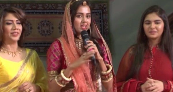 'पहरेदार पिया की' के लॉन्च पर (लाल सूट में)