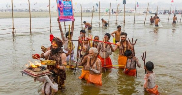 लाखों लोग माघ मेले पर संगम आते हैं