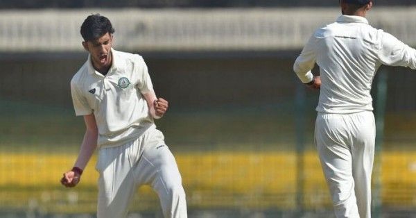 विकेट लेने के बाद आदित्य ठाकरे