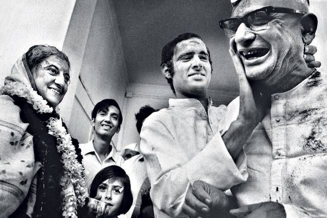 इंदिरा गांधी ने चुनाव जीतने के बावजूद सांसदी खो दी, क्योंकि उन्होंने नियम तोड़ा था. 