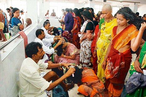 तिरुपति मंदिर में रोजाना हजारों लोग मुंडवाते हैं बाल.