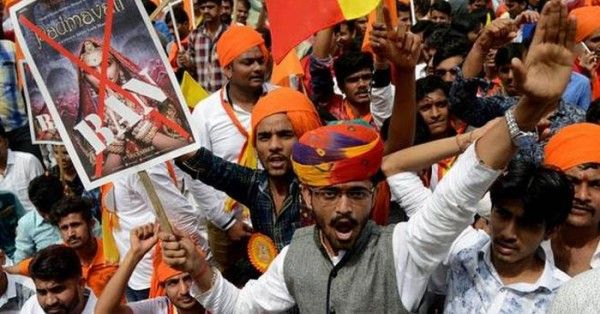 'पद्मावती' का विरोध करते करणी सेना के लोग