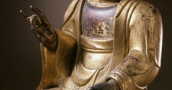 कराना मुद्रा में बुद्ध की एक मूर्ति