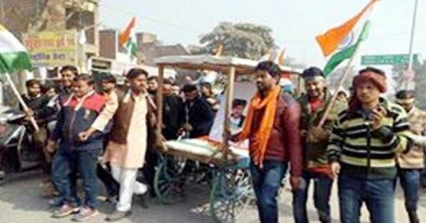 कासगंज में चंदन की मौत के बाद यूपी के कई अन्य जिलो में चंदन की तस्वीर के साथ तिरंगा यात्रा निकाली गई. यूपी के नए डीजीपी ओपी सिंह ने बयान दिया कि तिरंगा यात्रा निकालने के लिए किसी की इजाज़त की ज़रूरत नहीं है.