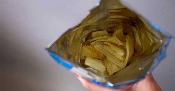 दूर से देखा तो अंडे उबल रहे थे, पास से देखा तो गंजे उछल रहे थे.