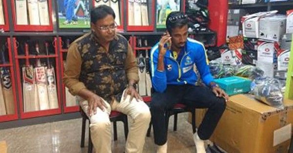 अपने कोच के साथ ईशान