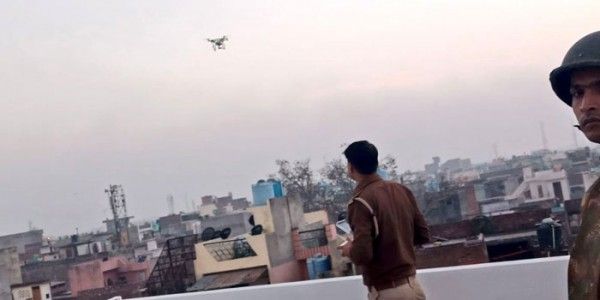 कासगंज में ड्रोन से निगरानी करती पुलिस