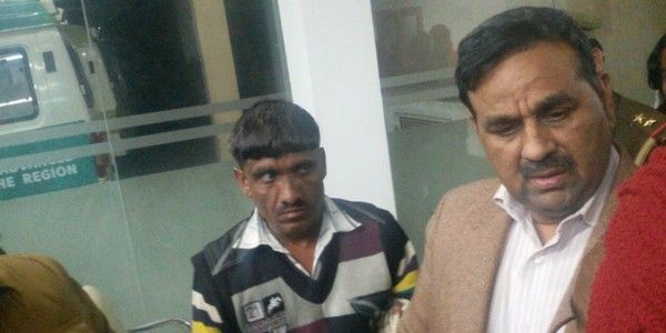 बच्चे के पिता ने डीएम से मिलकर सवाल उठाए हैं.