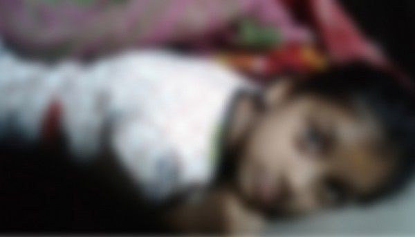 बच्ची की मासूम आंखें देखकर क्रोध भी होता है और दुख भी.