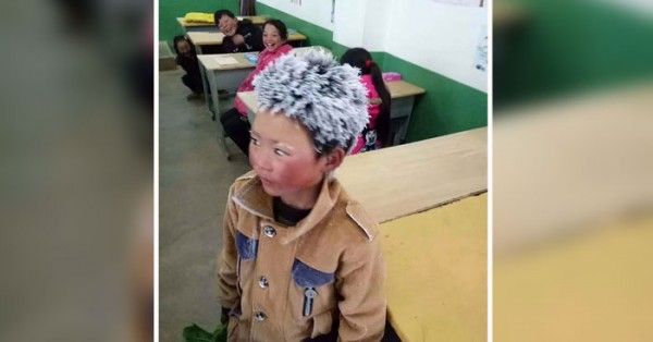 क्लास में बर्फ में जमे खड़े वांग और उनके आसपास हंसते उनके साथी