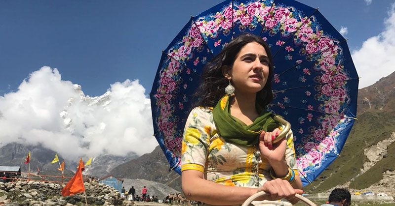 फिल्म में सारा अली ख़ान का फर्स्ट लुक.