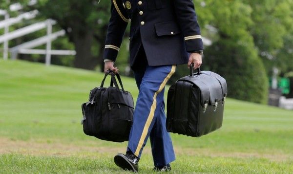 फुटबॉल पकड़े वाइट हाउस का एक मिलिटरी एड. (फोटोः रॉयटर्स)