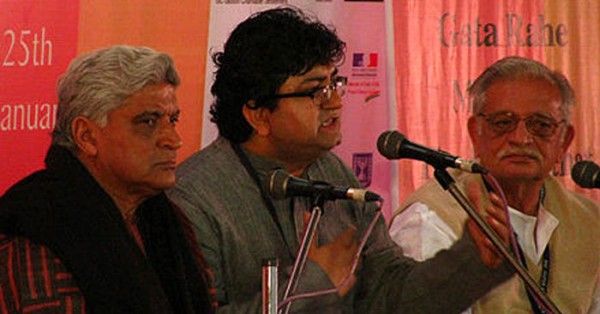एक साहित्यिक इवेंट में गुलज़ार (दाएं) और जावेद अख्तर (बाएं) के साथ प्रसून जोशी