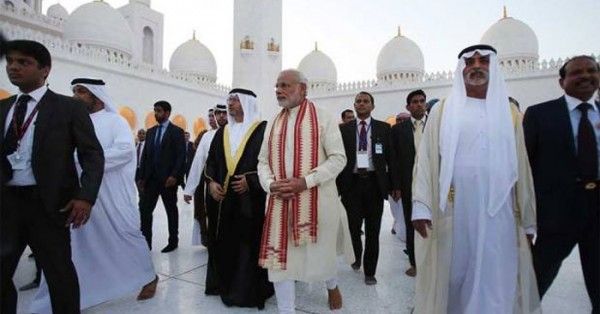 अबू धाबी में शेख जायद के साथ मस्जि़द में नरेंद्र मोदी