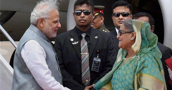 ढाका में एयरपोर्ट पर नरेंद्र मोदी का स्वागत करतीं शेख हसीना