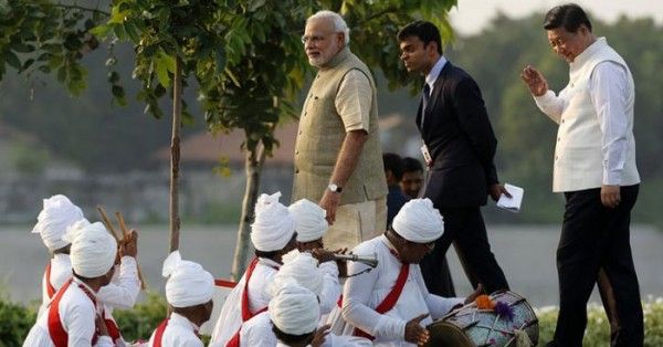 17 सितंबर 2014 को साबरमती रिवर फ्रंट पर नरेंद्र मोदी और पीछे शी जिनपिंग