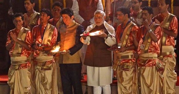 12 दिसंबर 2015 को बनारस के गंगा घाट पर आरती के दौरान शिंजो अबे और नरेंद्र मोदी
