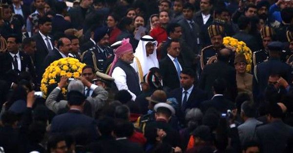 26 जनवरी 2017 को गणतंत्र दिवस परेड के मौके पर प्रिंस मोहम्मद बिन जाएद के साथ मोदी