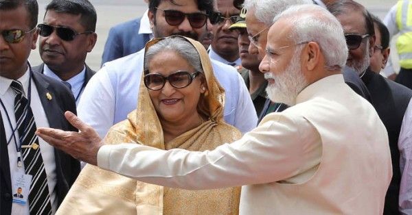 दिल्ली के इंदिरा गांधी इंटरनेशनल एयरपोर्ट पर शेख हसीना को रिसीव करने के दौरान मोदी