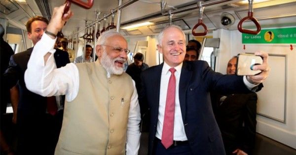 दिल्ली मेट्रो में मोदी के साथ सेल्फी लेते टर्नबुल