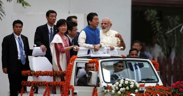 अहमदाबाद के गांधी आश्रम में जापानी पीएम शिंजो अबे और उनकी पत्नी के साथ नरेंद्र मोदी