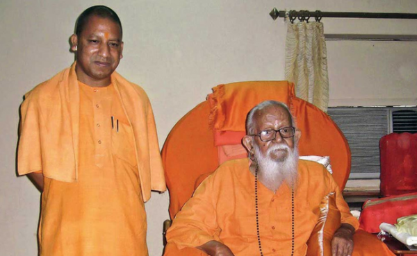अपने गुरू महंत अवैद्यनाथ के साथ योगी आदित्यनाथ