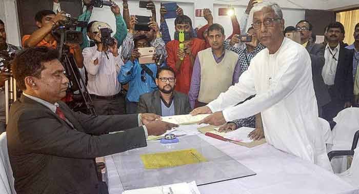 धनपुर सीट से नामांकन भरते हुए माणिक सरकार.