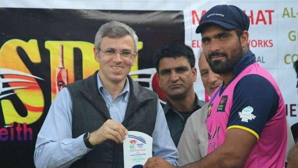 जम्मू कश्मीर के पूर्व सीएम ओमर अब्दुल्लाह के साथ मंज़ूर अहमद डार.
