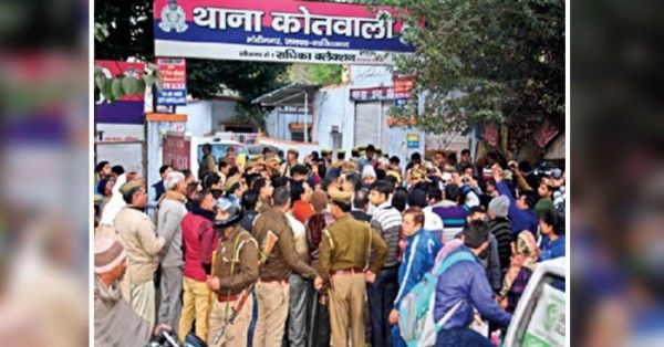 मोदीनगर थाने के बाहर प्रदर्शन करते लोग