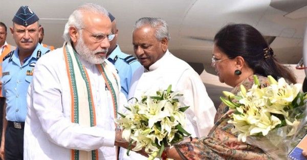 प्रधानमंत्री नरेंद्र मोदी और राजस्थान की मुख्यमंत्री वसुंधरा राजे सिंधिया