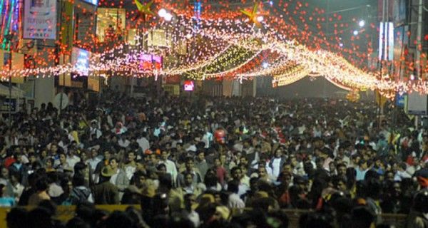 इस बार लोग आश्वस्त थे कि कुछ न होगा. क्योंकि इस बार इलाका CCTV और ड्रोन कैमरों से लैस था.