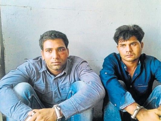 गिरफ़्तारी के दौरान मुकीम काला (बाएं) और साबिर (दाएं). फोटो क्रेडिट: हिंदुस्तान टाइम्स 