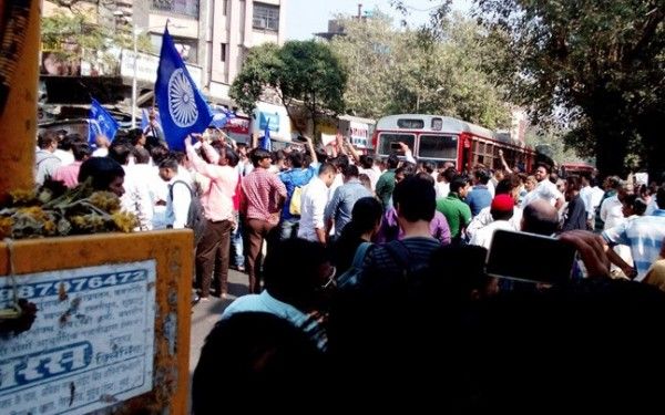 भीमा कोरेगांव में हिंसा के विरोध में प्रदर्शन करते दलित