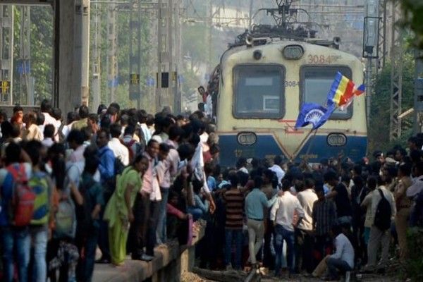 भीमा कोरेगांव में माहौल बिगड़ने के बाद मुंबई में रेल रोकने की घटनाएं हुईं.