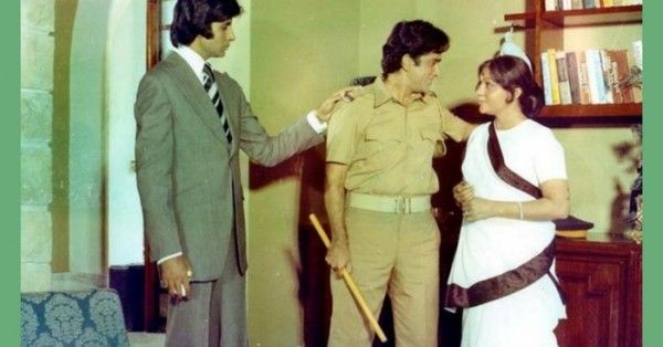 फिल्म 'दीवार' के एक सीन में निरुपा रॉय, अमिताभ बच्चन और शशि कपूर.