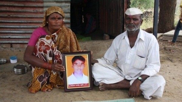 नितिन आगे की तस्वीर के साथ उनके माता-पिता (फोटो क्रेडिट: change.org)