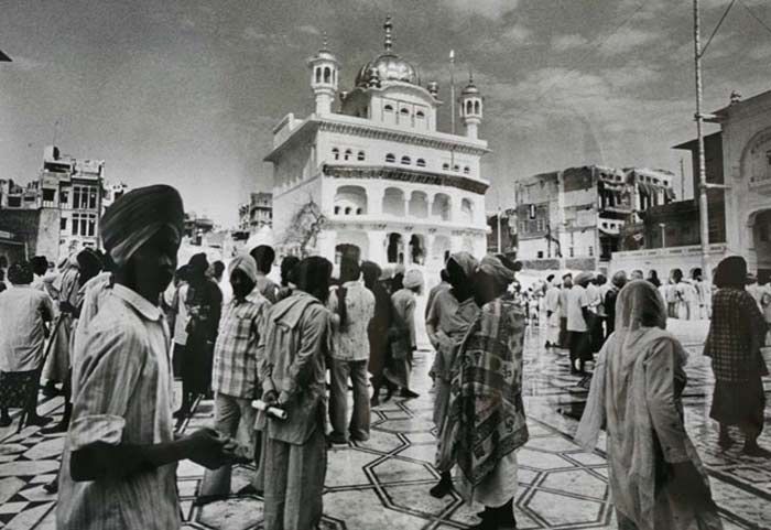 अपनी किताब 'द क्रूशियर ईयर्स' में राजेश्वर ने कई विवादित चीजें लिखीं. उन्होंने लिखा कि इमर्जेंसी के बाद हुए चुनाव में संघ ने इंदिरा को समर्थन देने कि पेशकश की थी.