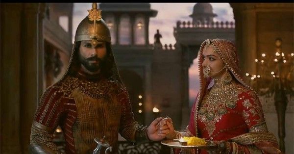 संजय लीला भंसाली ने श्री श्री रविशंकर के आश्रम में खास उनके लिए 'पद्मावत' की स्पेशल स्क्रीनिंग कराई. 