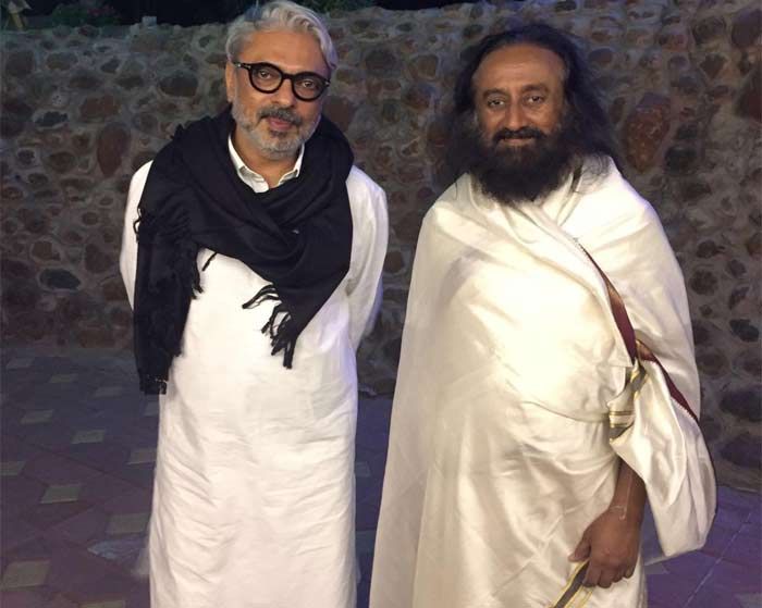 ये उसी खास स्क्रीनिंग के टाइम ली गई तस्वीर है. देखते हैं, श्री श्री की हरी झंडी से संजय लीला भंसाली को कितना फायदा होता है.