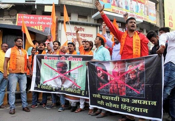 विश्व हिन्दू परिषद के लोग भी रानी पद्मावती की इज्जत बचाने में पीछे नहीं रहे