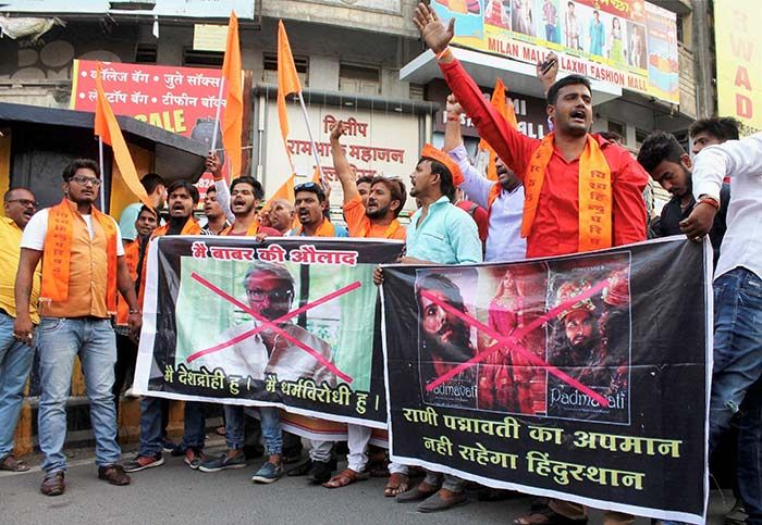 विश्व हिन्दू परिषद के लोग भी रानी पद्मावती की इज्जत बचाने में पीछे नहीं रहे