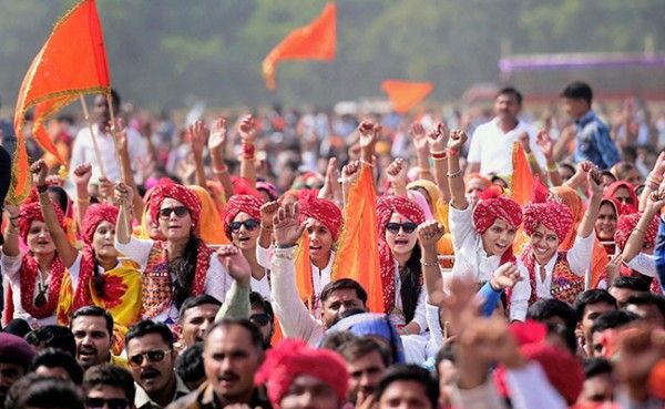 फिल्म पद्मावती के खिलाफ प्रदर्शन करते करनी सेना के कार्यकर्ता