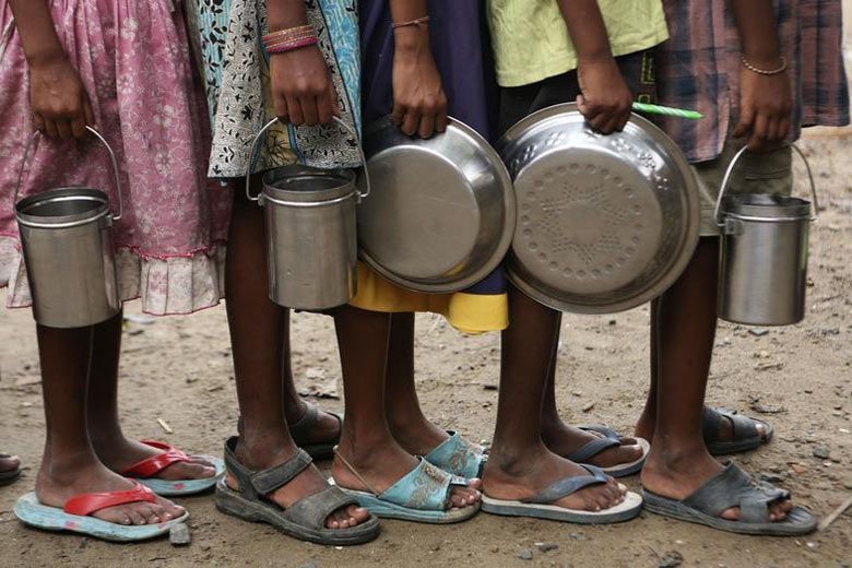 भारत के गरीबों में मृत्युदर वैश्विक औसत से तीन गुना है. (फोटोः रॉयटर्स)