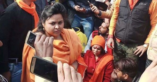 चौराहे पर धरने पर बैठीं साध्वी प्राची