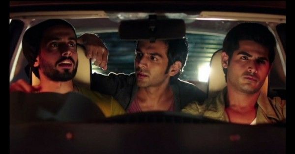 'प्यार का पंचनामा 2' के एक सीन में ओंकार कपूर (सबसे दाएं).