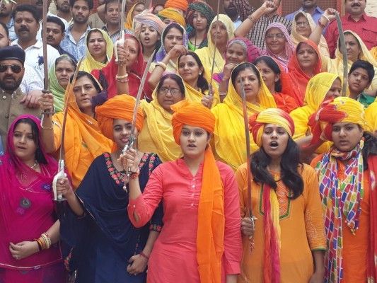 रानी पद्मावती के सम्मान की रक्षा के लिए तलवार लेकर प्रदर्शन करती राजपूत महिलाएं