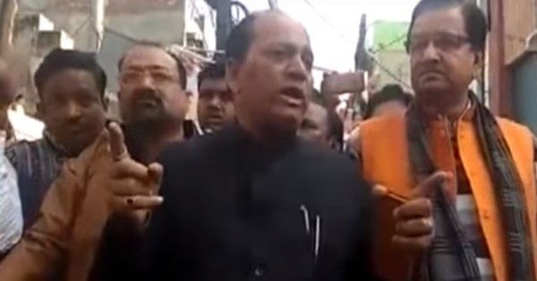 कासगंज में भड़के हुए लोगों को संबोधित करते सांसद राजवीर सिंह