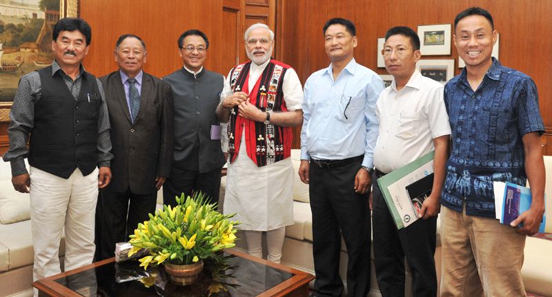 प्रधानमंत्री मोदी के साथ नागा होहो के सदस्य (2015, फोटोःप्रधानमंत्री कार्यालय)
