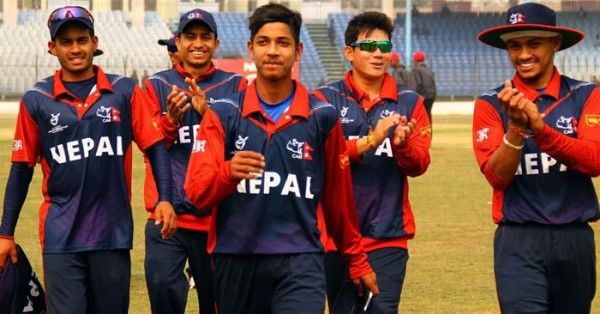 संदीप (बीच में)